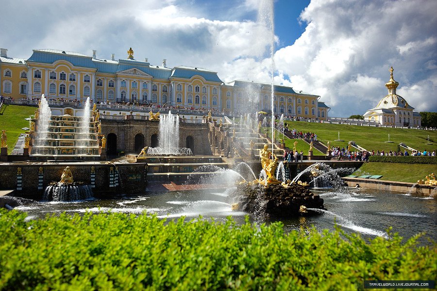 Петергоф в санкт петербурге сейчас. Петергоф дворцово-парковый комплекс. Дворцово-парковый ансамбль Петродворца. Ансамбль Петергофа. Петергоф фонтаны большой Петергофский дворец.